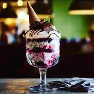 Berry-Chocolate-Sparkle-Sundae-V-image-harvestermenuuk.com